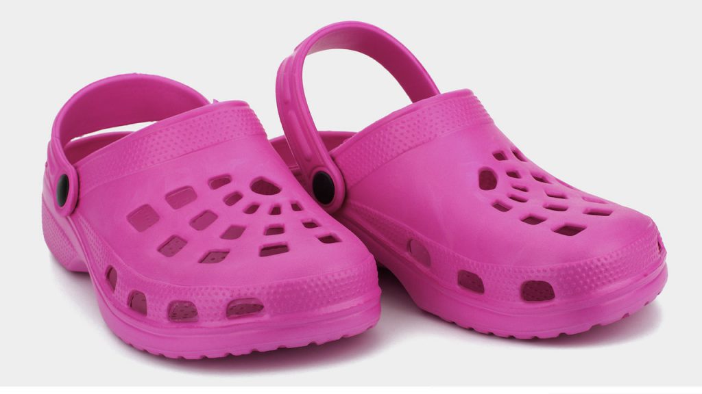 closed toe shower shoes